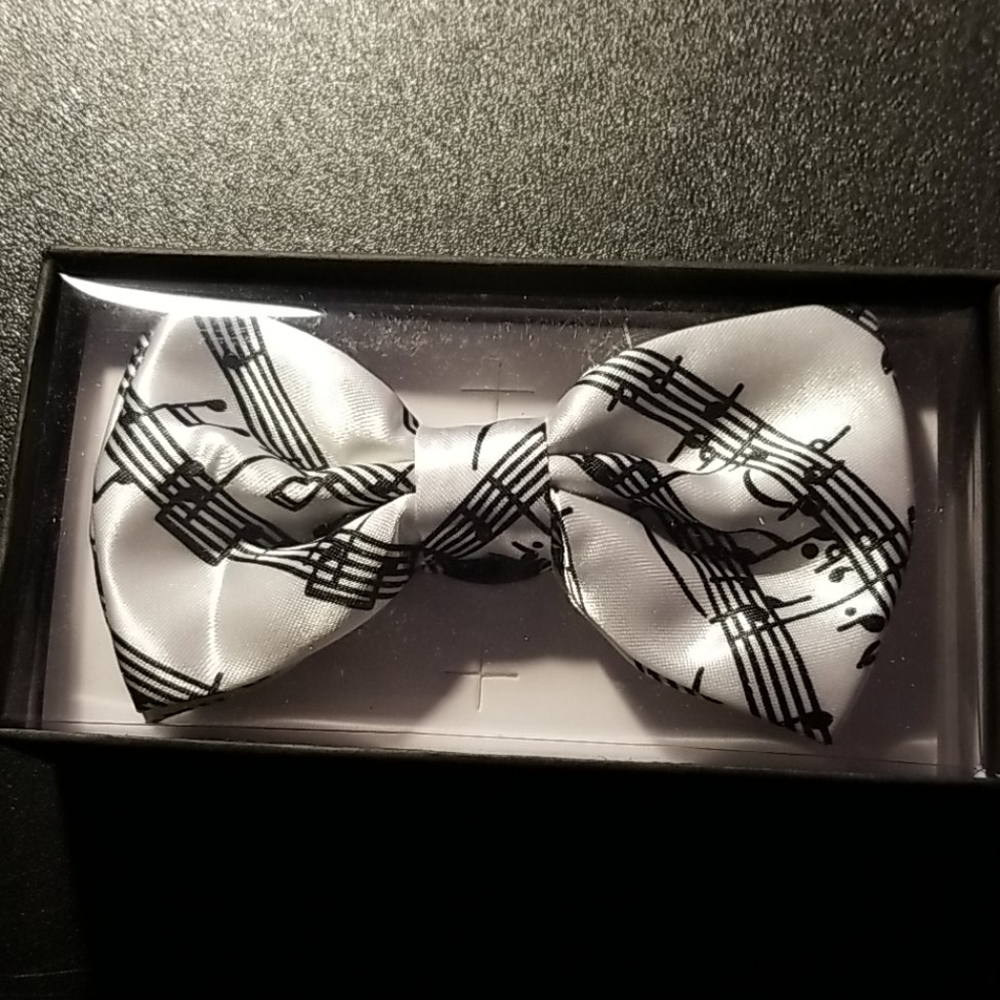 NWT White with black sheet music note bow tie